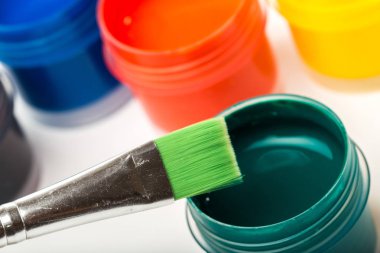 fırça şişe üzerinde beyaz, guaj boyalar, yakın çekim