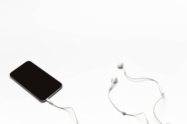 Hareket eden telefon ile beyaz kulaklık beyaz izole