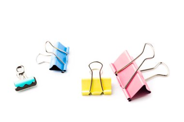 Beyaz arka plan üzerinde izole renkli ataç koleksiyonu