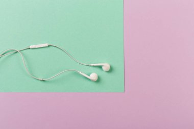 Renkli arka plan üzerinde beyaz kulaklık