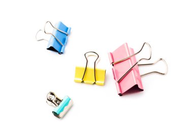 Beyaz arka plan üzerinde izole renkli ataç koleksiyonu