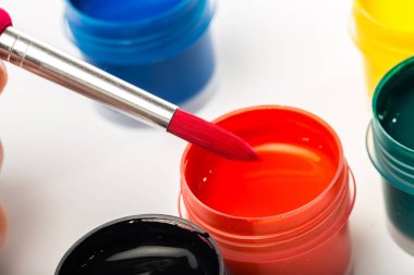 fırça şişe üzerinde beyaz, guaj boyalar, yakın çekim