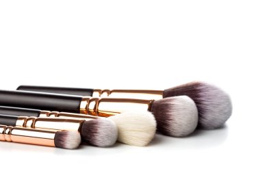 Toz için fırçalar kümesi. Toz fırça seti. Kozmetik fırça. Kozmetik ürün. Beyaz arka plan üzerinde toz fırçası. Kozmetik küme. Fırçalar kadar olun. Kur yapmak. Beyaz arka plan üzerinde izole fırçalar