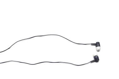 Siyah kulaklıklar beyaz arkaplanda izole edilmiş