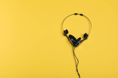 Sarı arka planda kulaklıklar