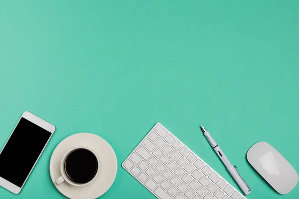 Bovenaanzicht Van Office Desk Werkruimte Met Smartphone Toetsenbord Koffie Muis — Stockfoto