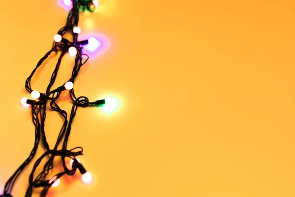 Різдвяні Вогні Жовтому Фоні — стокове фото