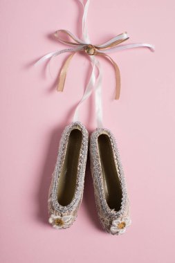 Pembe bir arka plan üzerinde Noel dekorasyon pointe Ayakkabı
