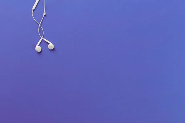 White Earphones Violet Background — Stock Photo, Image
