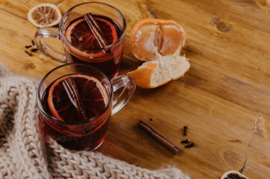 Kupalar ile eşarp ahşap masa üzerinde mulled şarap