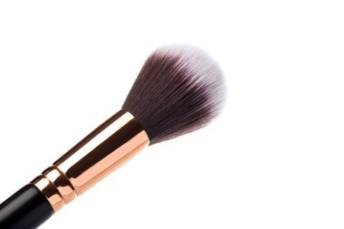 beyaz arkaplanda izole edilmiş makyaj fırçası pudrası kızartıcısı