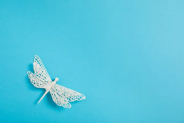 蓝色背景的白色蜻蜓圣诞装饰 图库照片