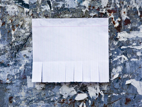 Carta bianca bianca bianca con linguette strappate . — Foto Stock