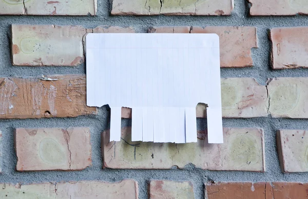 Papel blanco en blanco con lengüetas desgarradoras . — Foto de Stock