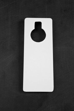 Beyaz Kapıda asılı