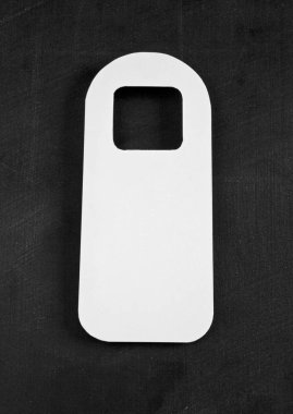 Beyaz Kapıda asılı