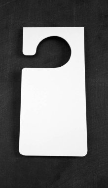 Beyaz Kapıda asılı