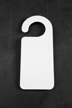 Beyaz Kapıda asılı