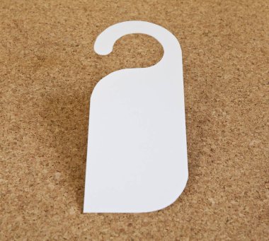 Beyaz Kapıda asılı