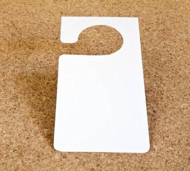 Beyaz Kapıda asılı