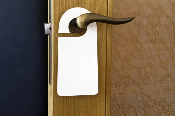 ไม้แขวนเสื้อประตูสีขาว — ภาพถ่ายสต็อก
