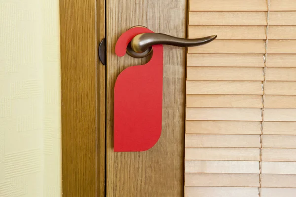ไม้แขวนเสื้อประตูสีแดง — ภาพถ่ายสต็อก