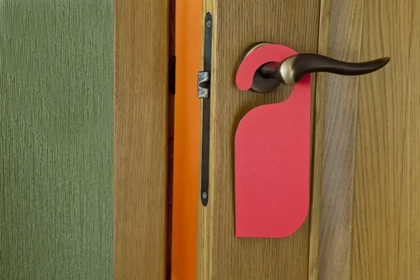 ไม้แขวนเสื้อประตูสีแดง — ภาพถ่ายสต็อก