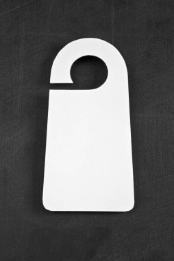 Beyaz Kapıda asılı