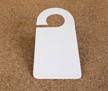 Beyaz Kapıda asılı