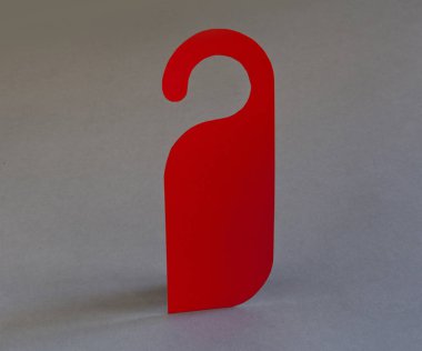 Kırmızı kapıda asılı