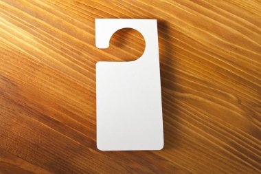 Beyaz Kapıda asılı