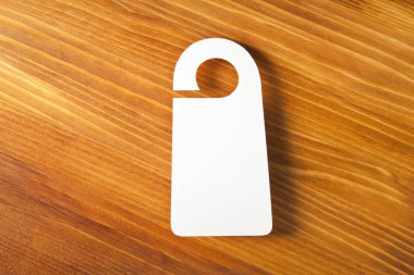 Beyaz Kapıda asılı