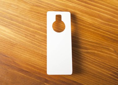 Beyaz Kapıda asılı