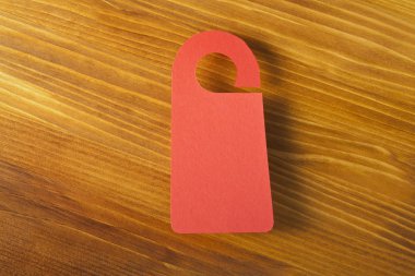 Kırmızı kapıda asılı