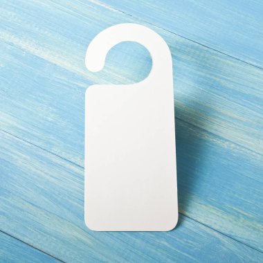 Beyaz Kapıda asılı