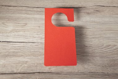 Kırmızı kapıda asılı