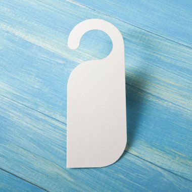 Beyaz Kapıda asılı