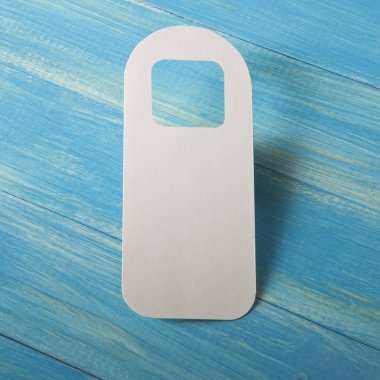 Beyaz Kapıda asılı