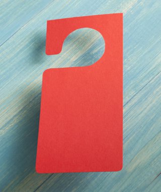 Kırmızı kapıda asılı