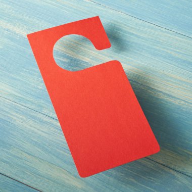 Kırmızı kapıda asılı