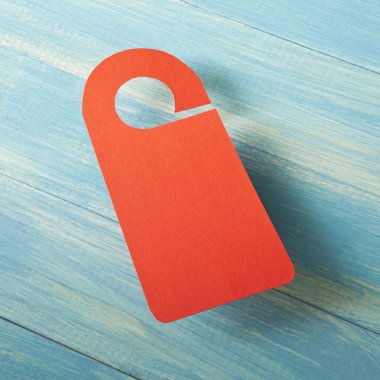 Kırmızı kapıda asılı