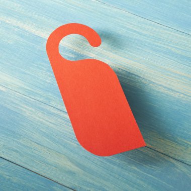 Kırmızı kapıda asılı