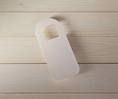 Beyaz Kapıda asılı