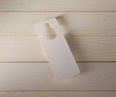 Beyaz Kapıda asılı