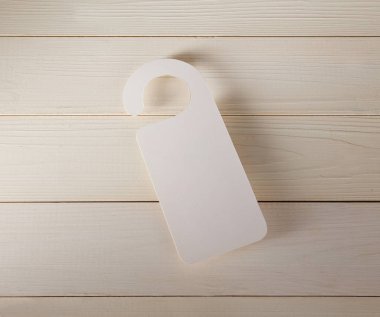 Beyaz Kapıda asılı