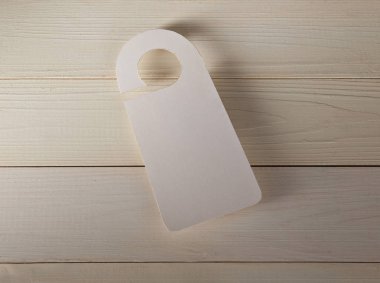 Beyaz Kapıda asılı