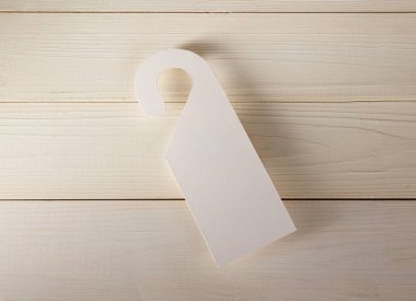 Beyaz Kapıda asılı