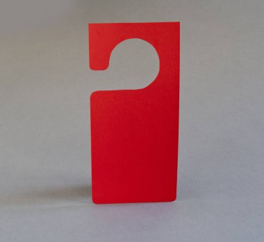 Kırmızı kapıda asılı