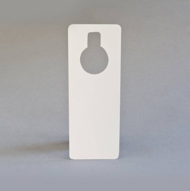 Beyaz Kapıda asılı