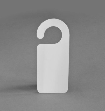 Beyaz Kapıda asılı